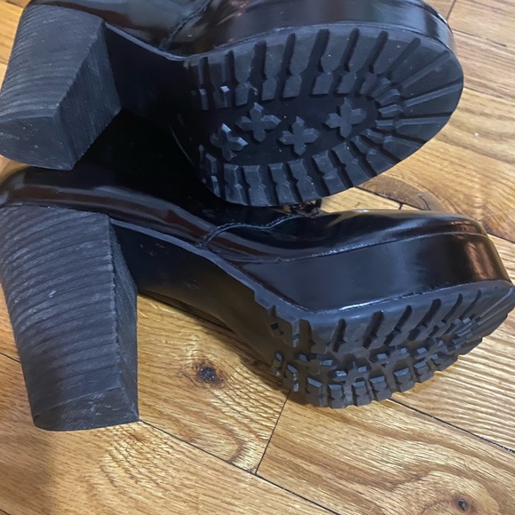 Black lace up boots!! Very comfortable - Picture 2 of 5